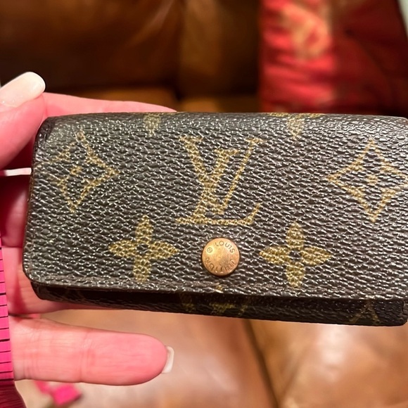 Authentic Louis Vuitton 4 key monogram holder - Picture 1 of 12